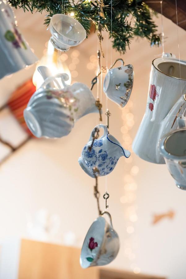 Insolite Alice In Wonderland 구장메스트라 외부 사진