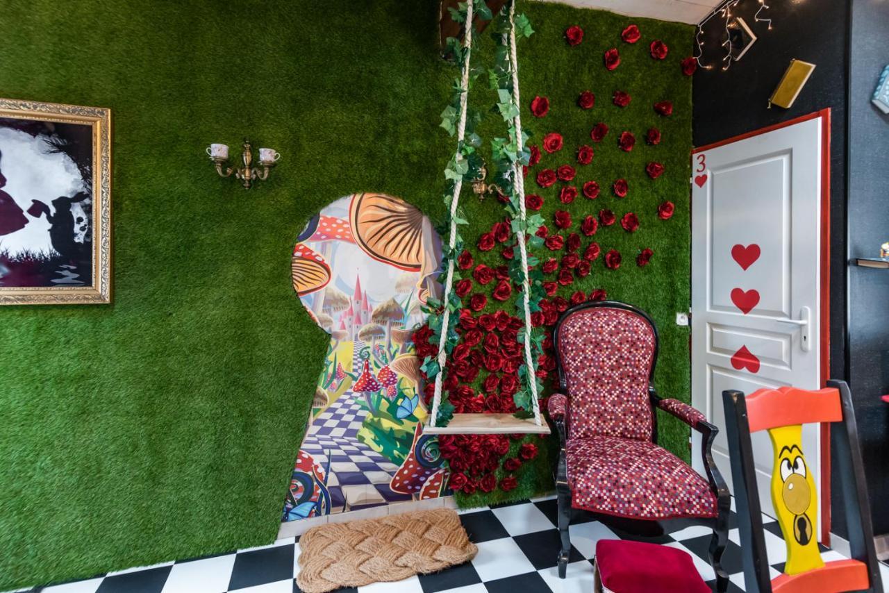 Insolite Alice In Wonderland 구장메스트라 외부 사진