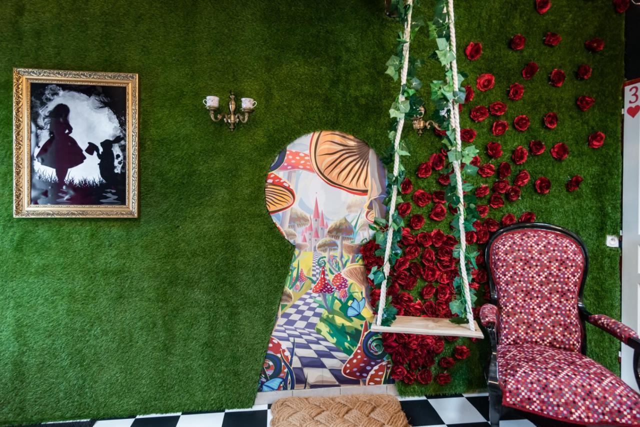 Insolite Alice In Wonderland 구장메스트라 외부 사진