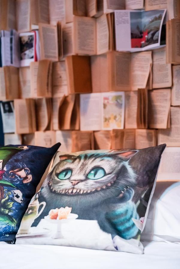Insolite Alice In Wonderland 구장메스트라 외부 사진