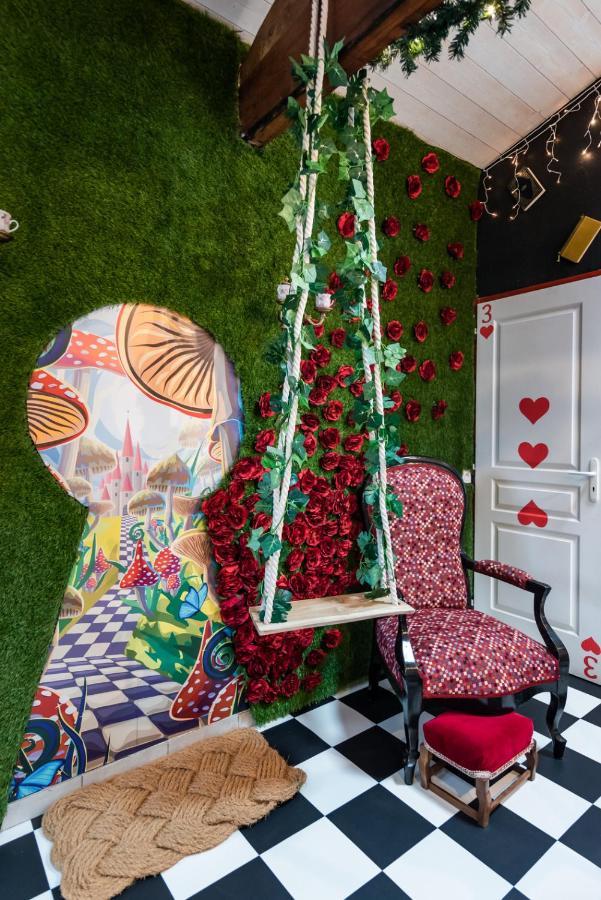 Insolite Alice In Wonderland 구장메스트라 외부 사진